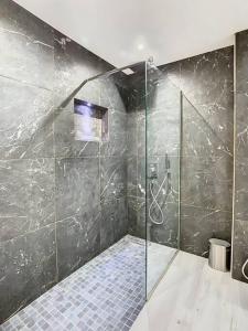 La salle de bains est pourvue d'une douche avec une porte en verre. dans l'établissement Key View - Murjan 2, JBR, à Dubaï