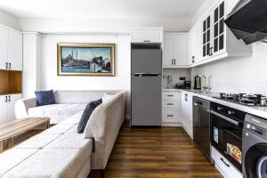 a living room with a couch and a kitchen at Modern Living in Nisantasi Citys Mall in Istanbul