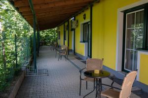 Balkón nebo terasa v ubytování BurgenLandhaus