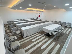una sala de conferencias con mesas y sillas. en Rupestre Arts Hotel Ródão, en Vila Velha de Ródão
