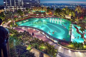Una vista aérea de una piscina por la noche. en The Jewel of La Casa, en Surabaya