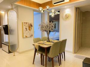 Un comedor con mesa y sillas en The Jewel of La Casa, en Surabaya