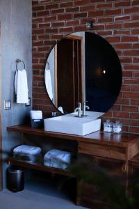 Een badkamer bij Brand New Gorgeous Industrial Loft in Downtown Ens