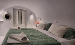 Кровать или кровати в номере The Bay - Loft apartment Sea & Sunset View