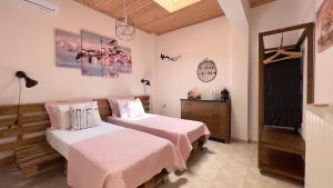 A bed or beds in a room at To Spitaki