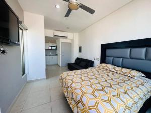 une chambre avec un grand lit et un canapé dans l'établissement A pie de playa con hermosas vistas by G P S rentas, à Mazatlán 14 autres photos