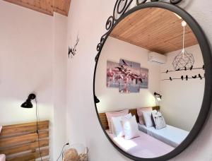 A bed or beds in a room at To Spitaki
