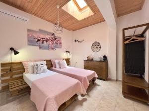 A bed or beds in a room at To Spitaki