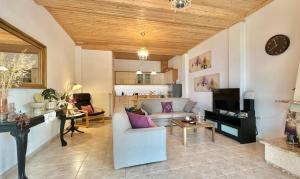 A television and/or entertainment centre at To Spitaki