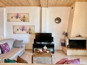 A television and/or entertainment centre at To Spitaki
