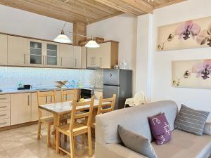 A kitchen or kitchenette at To Spitaki