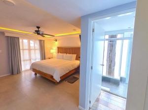 um quarto com uma cama e uma ventoinha de tecto em Hacienda Valentino em San Cristóbal de Las Casas