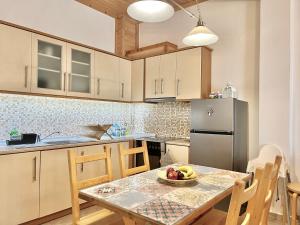 A kitchen or kitchenette at To Spitaki