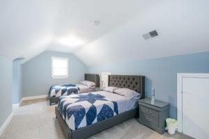 Pet-Friendly Mount Rainier Home with Gas Grill! في Mount Rainier: سريرين في غرفة نوم بجدران زرقاء