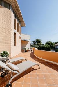um pátio com espreguiçadeiras num edifício em Lushville - Luxurious Villa with Pool in Valencia em Campo Olivar