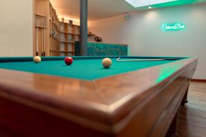 uma mesa de bilhar com duas bolas em cima em Lushville - Luxurious Villa with Pool in Valencia em Campo Olivar