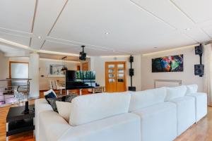 Biały salon z białą kanapą w obiekcie Lushville - Luxurious Villa with Pool in Valencia w mieście Campo Olivar