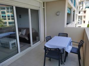 un tavolo e sedie sul balcone di un edificio di Antibes les Pins 2 Pièces vue mer piscine parking a Antibes