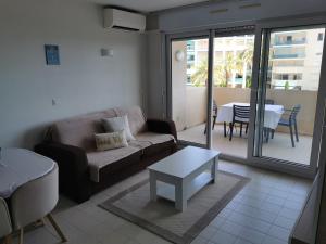 - un salon avec un canapé et une table dans l'établissement Antibes les Pins 2 Pièces vue mer piscine parking, à Antibes