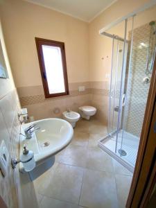 y baño con lavabo, ducha y aseo. en Casa Ruris - Country residence, en Briatico