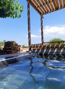 Bassein majutusasutuses Agios Ioannis Stone Cottage with Private Heated Pool & Hydro-massage või selle lähedal