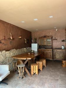 ein Esszimmer mit einem Holztisch und Stühlen in der Unterkunft ARTSIV Guesthouse in Dilidschan