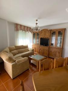 una sala de estar con un sofá y una mesa en O Lar de Jose, en Monforte de Lemos