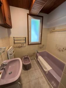 a bathroom with a sink and a tub and a toilet at Villa Janchrisma MontDore 11pers in Le Mont-Dore +24 photos