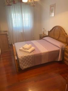 Un dormitorio con una cama con dos toallas encima. en O Lar de Jose, en Monforte de Lemos