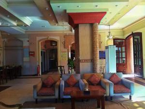 een lobby met banken en een tafel in een gebouw bij Salvatore Room with Breakfast-Ras El Bar in Ras El Bar