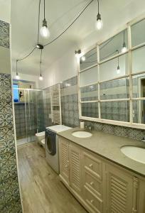een badkamer met 2 wastafels en een wasmachine bij La Casa di Maria in Ardore Marina