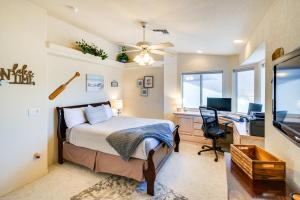 1 dormitorio con 1 cama y escritorio con ordenador en Lake Havasu City Vacation Rental with Private Pool!, en Lake Havasu City