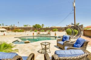 un patio con sillas de mimbre y una piscina en Lake Havasu City Vacation Rental with Private Pool!, en Lake Havasu City