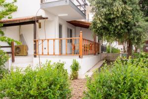 uma casa com um deque de madeira ao lado em Flat with Large Balcony in Izmir em Esmirna