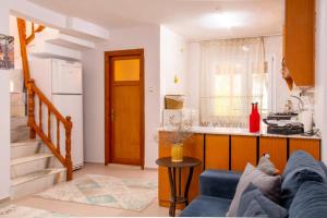 uma sala de estar com um sofá azul e uma cozinha em Flat with Large Balcony in Izmir em Esmirna