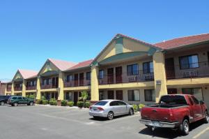 un parcheggio di fronte a un hotel di America's Best Inn & Suites Saint George a St. George