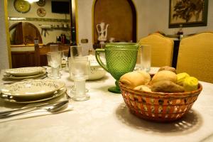 una mesa con una cesta de comida en una mesa en ColmarinoHouse, 