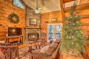 una sala de estar con un árbol de Navidad y una chimenea en Luxe Fightingtown Creek Cabin 2 King Suites and Spa, en Epworth