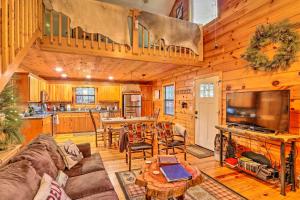 Cabaña de madera con sala de estar y cocina. en Luxe Fightingtown Creek Cabin 2 King Suites and Spa, en Epworth