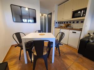 Η κουζίνα ή μικρή κουζίνα στο Appartement Domaine du Golf avec Piscine