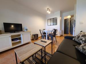 Μια τηλεόραση ή/και κέντρο ψυχαγωγίας στο Appartement Domaine du Golf avec Piscine