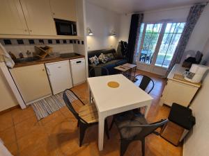 Η κουζίνα ή μικρή κουζίνα στο Appartement Domaine du Golf avec Piscine +28 φωτογραφίες