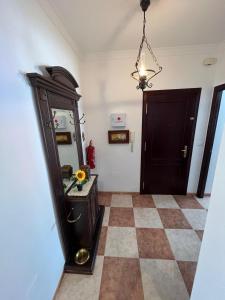 een kamer met een spiegel, een dressoir en een deur bij Los Girasoles in Olvera
