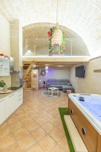 een keuken en een woonkamer met een tafel bij Suite16 & spa in Barletta