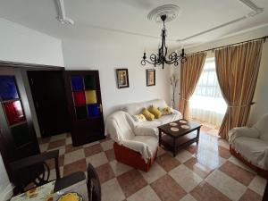 een woonkamer met een bank en een tafel bij Los Girasoles in Olvera