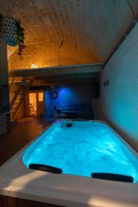 een groot bad in een kamer met een plafond bij Suite16 & spa in Barletta