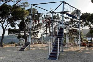 une structure métallique avec une échelle dans une aire de jeux dans l'établissement La Pedriza II, à Enix