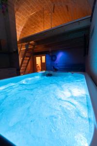 een groot bad met blauw water in een kamer bij Suite16 & spa in Barletta