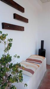 biała kanapa z poduszkami w pokoju w obiekcie La Pedriza II w mieście Enix