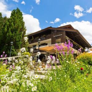 einen Garten mit Blumen vor einem Gebäude in der Unterkunft Le Cro-Bidou in Bernex